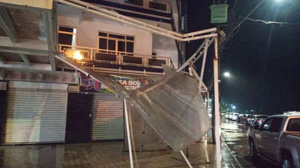 Deslizamento atinge casa e deixa moradores desalojados em Itapemirim