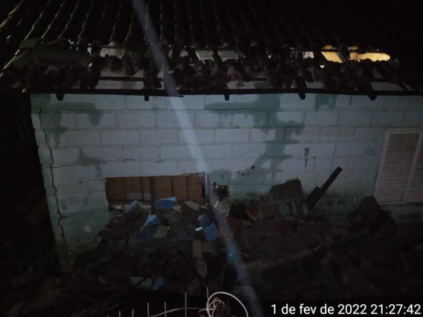 Deslizamento atinge casa e deixa moradores desalojados em Itapemirim