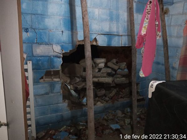 Deslizamento atinge casa e deixa moradores desalojados em Itapemirim