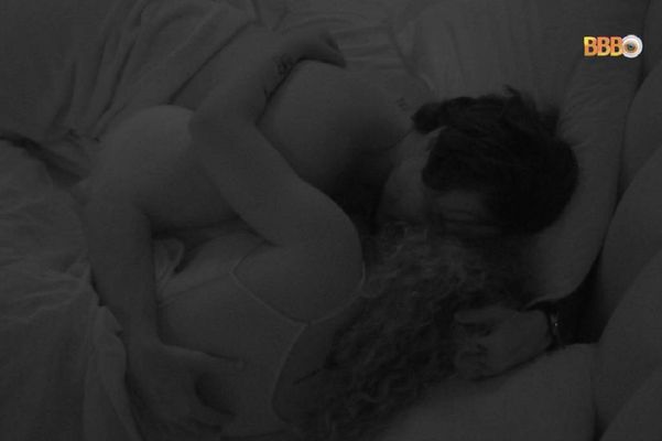 Eliezer e Maria se beijam e dormem juntos no BBB