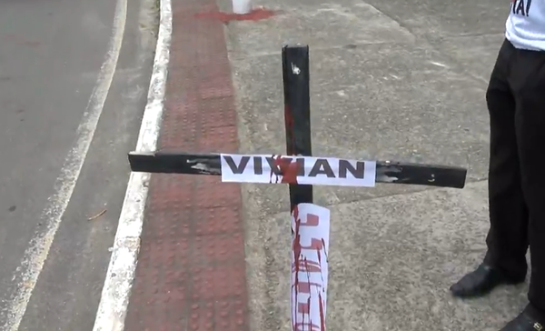 Família de Vivian Lima faz protesto e pede por Justiça em frente ao Fórum de Vila Velha