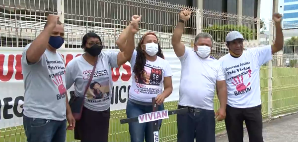 Família de Vivian Lima faz protesto e pede por Justiça em frente ao Fórum de Vila Velha