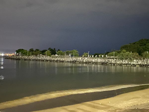 Foto mostra como píer fica iluminado normalmente por Leitor | A Gazeta