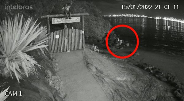 Rapaz encontrado com barriga aberta em praia de Guarapari