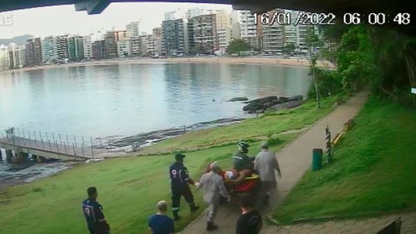 Rapaz encontrado com barriga aberta em praia de Guarapari