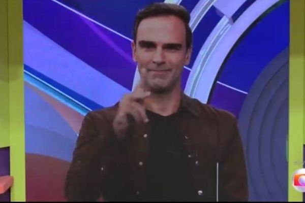 Tadeu Schmidt faz discurso em libras 