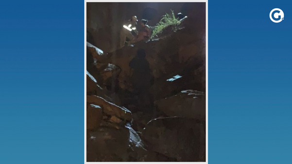 Mulher cai em buraco provocado pelas fortes chuvas em Cachoeiro de Itapemirim