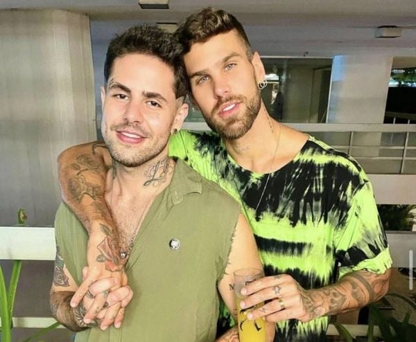 O modelo Rodrigo Malafaia e o noivo Leandro Buenno: união feliz