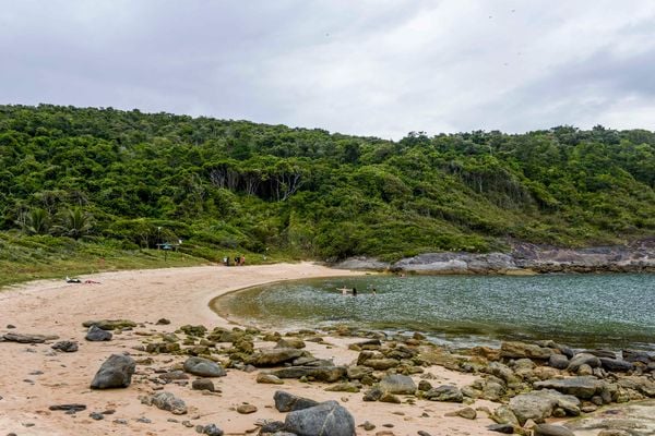 Parque Municipal Morro da Pescaria na Praia do Morro em Guarapari. Praia do Ermitão