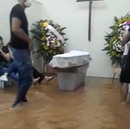 Chuva forte alaga ruas e até local de velório em Cachoeiro
