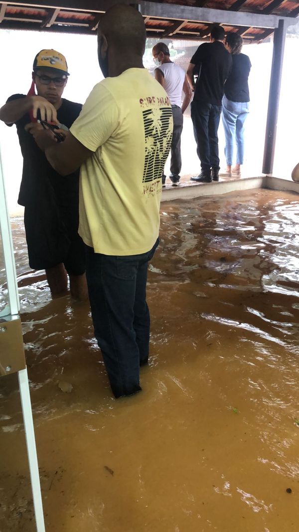 Capela mortuária no bairro Coronel Borges foi tomada pela água da chuva por Redes Sociais