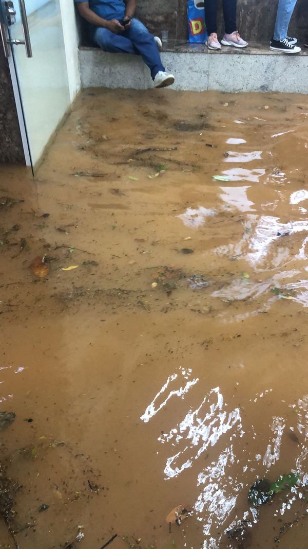 Pessoas que estavam em velório na capela mortuária ficaram ilhadas por Redes Sociais