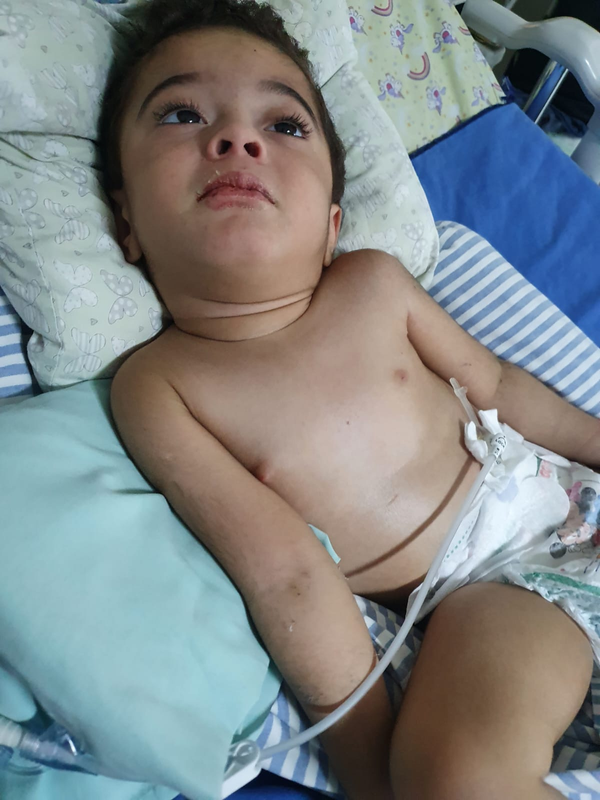 Inspetor do ES faz apelo para descobrir porque filho não anda nem fala