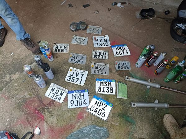 Placas e materiais para adulteração de veículos apreendidos durante a operação