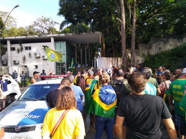 Carreata contra o passaporte sanitário acabou na casa do governador, em Vila Velha