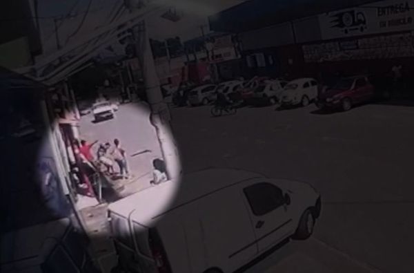 Homem é morto a tiros em frente a supermercado em Cariacica