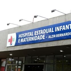 Desconfiada, médica da unidade entrou em contato com os colegas cujos nomes e carimbos constavam nos atestados. Eles confirmaram que não haviam emitido os documentos