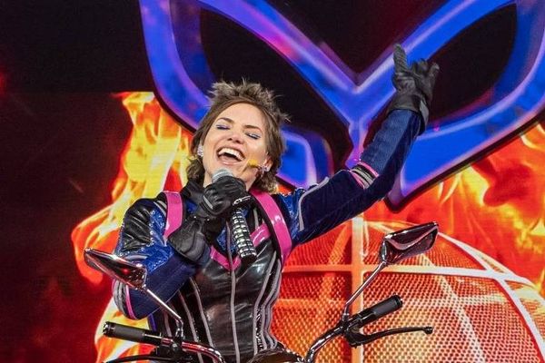A atriz Leticia Colin como a Motoqueira, em 