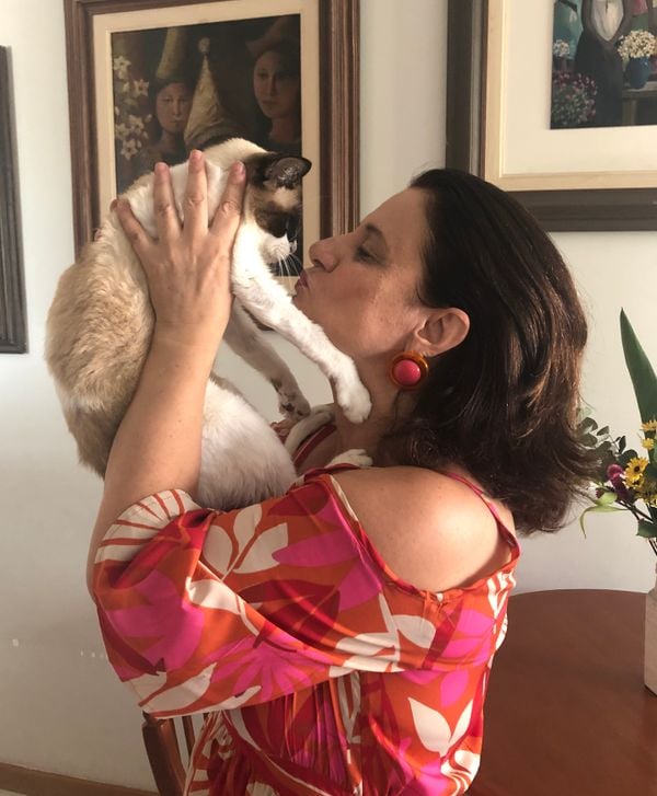 A jornalista Rachel Martins com sua gatinha Frida. Ela vai morar eternamente em nossos corações