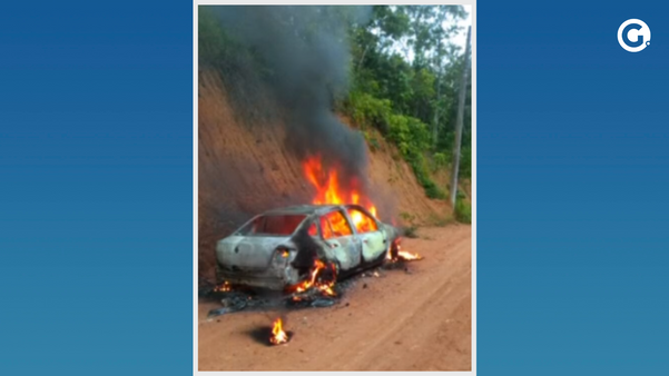 Carro incendiado nesse domingo (6) estava parado em uma rua de terra, perto de uma área de vegetação em Cariacica