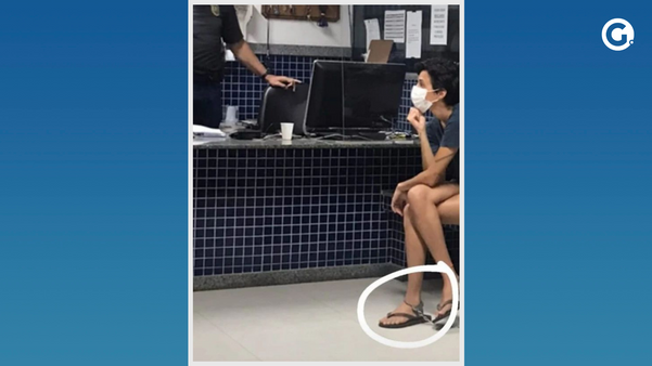 Imagem mostra Ana Beatriz Coelho com o pé algemado e foi divulgada pela atriz Camila Pitanga nas redes sociais