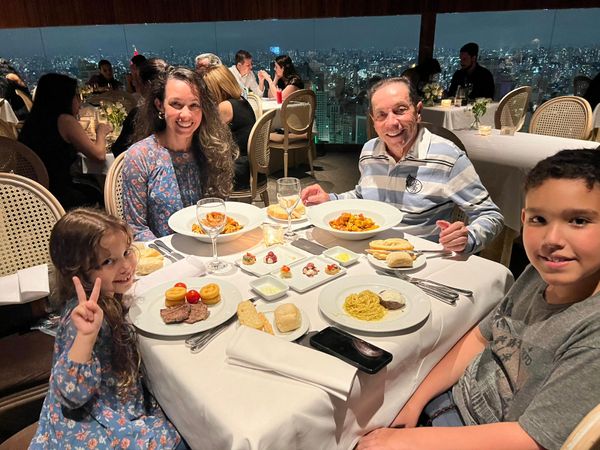 Valdecir e Geise Torezani com os filhos Miguel e Mirela curtindo fim de semana em São Paulo