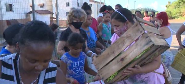 Alimentos são doados a moradores conjunto habitacional Otílio Roncetti, em Cachoeiro de Itapemirim