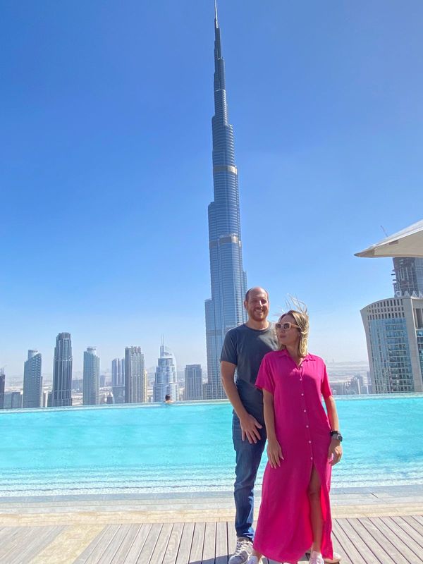 João Eugênio Modenesi Filho e Roberta Drummond curtem férias em Dubai. Na foto, estão no Burj Kalifa Bin Zayid, o maior arranha-céu já construído pelo ser humano.