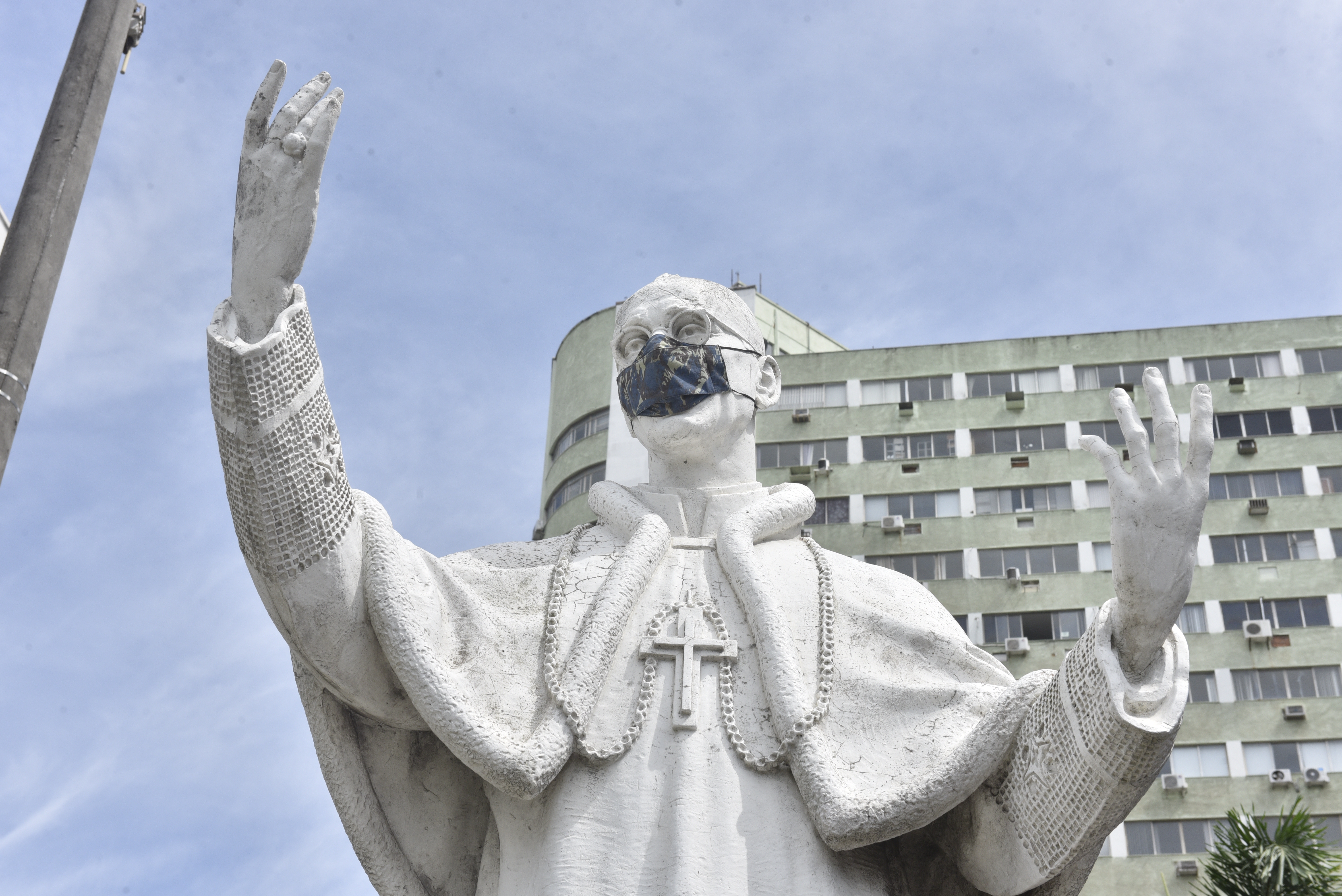 Estátua Pio XII com mascara contra Covid 19, em Vitória