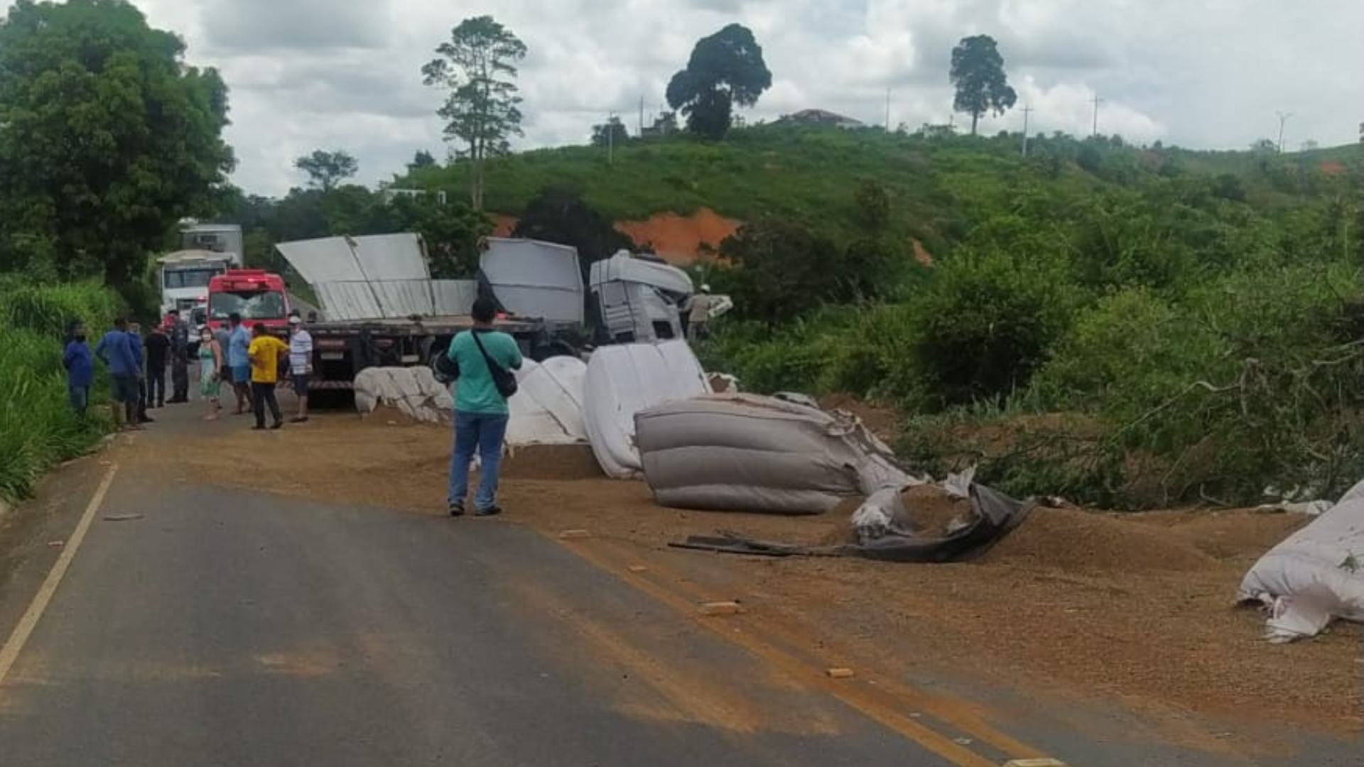 Caminhão carregado de tomate tomba na BR 277 em Matelândia