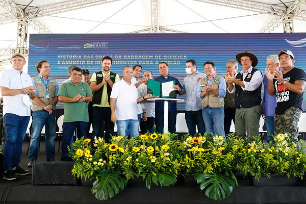 Evento do governo no Rio Grande do Norte teve a presença de Bolsonaro (ao centro) e Magno Malta (no canto direito)