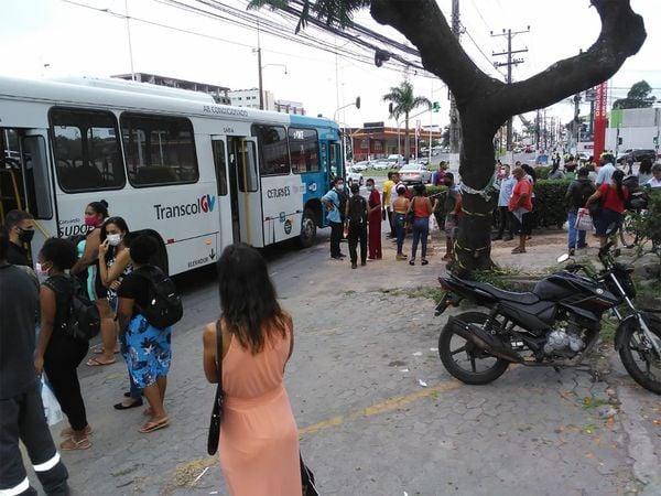 Mulher de muletas é atropelada por ônibus do Transcol na Serra