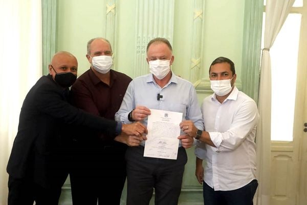 Representantes da VDM ao lado do governador Casagrande e do secretário de Desenvolvimento, Tyago Hoffmann