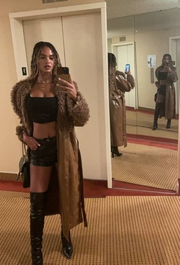 A atriz e modelo brasileira Juliana Nalú com o look que chamou atenção de Kanye West