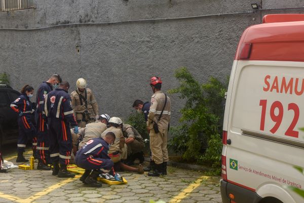 Bombeiros realizam operação para resgatar homem no alto de um prédio na avenida Beira-Mar em Vitória