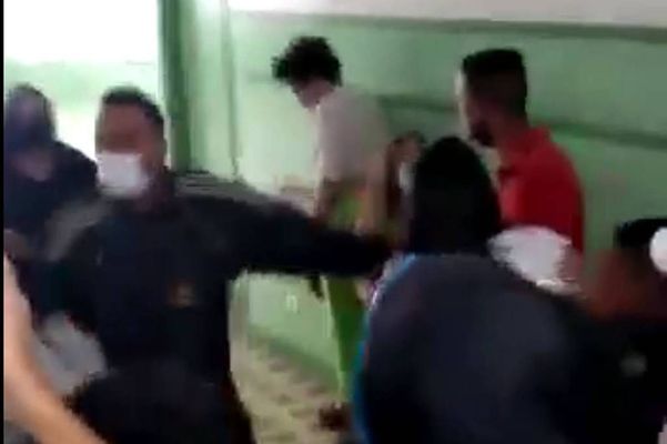 Funcionário impediu que estudantes continuassem agredindo aluna trans em escola de Mogi das Cruzes 