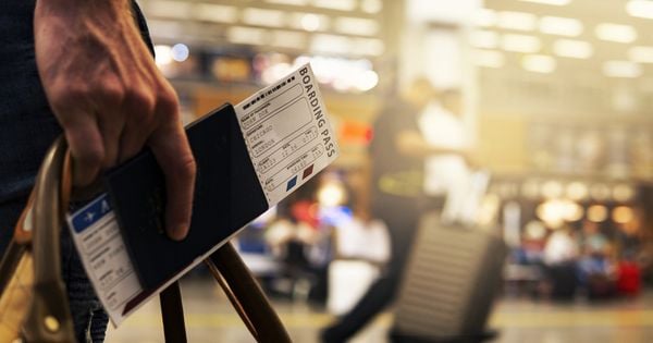 O atraso ou cancelamento de voos é considerado como falha na prestação de serviços; o Código de Defesa do Consumidor autoriza a indenização do passageiro por danos morais, visto que é uma situação que causa extremos transtornos