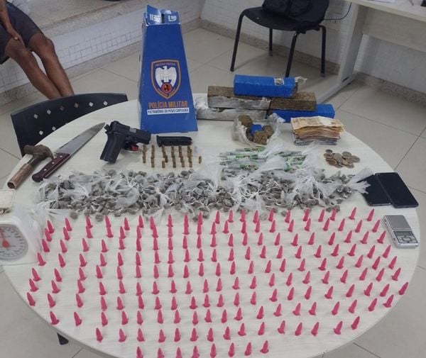 A polícia apreendeu drogas, uma arma e R$ 2 mil em espécie em uma casa de Cariacica