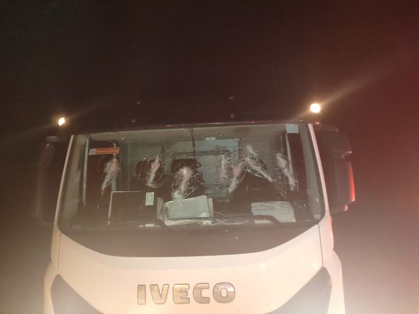 Criminosos atearam veículos de uma empresa de celulose por Divulgação SESP
