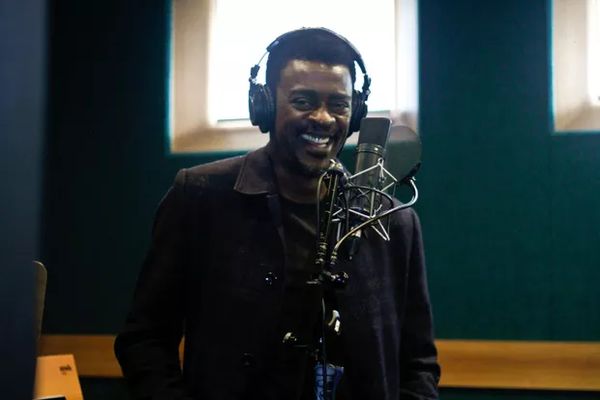 Mel Lisboa e Seu Jorge nas gravações do podcast Paciente 63