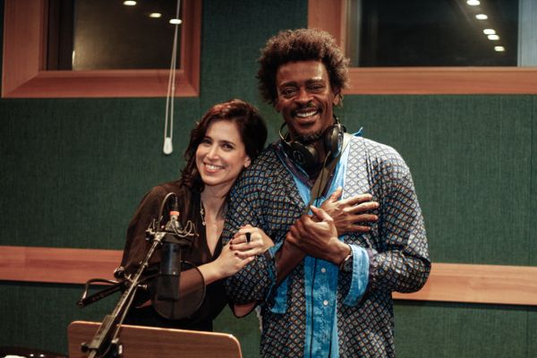 Mel Lisboa e Seu Jorge nas gravações do podcast Paciente 63
