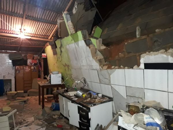 Muro caiu e danificou casa em Muniz Freire 