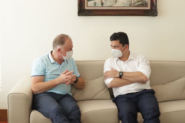 Governador do Espírito Santo, Renato Casagrande, e o pré-candidato à Presidência da República Sergio Moro em conversa na residência oficial da Praia da Costa