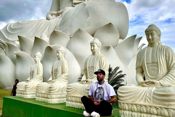 O músico Tico Santta Cruz visitou o monumento do Buda Gigante, em Ibiraçu