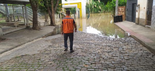 O rio Santa Maria, no bairro Marista, também está enchendo porque é represado pelo Rio Doce