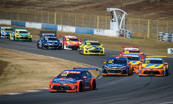 Carros De Turismo Em Ação Durante a Corrida Foto Editorial - Imagem de  profissional, horizontal: 162806786