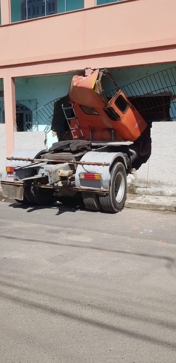 O acidente deixou uma casa com uma parede completamente destruída. 