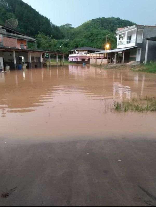Chuva alaga ruas em comunidade de Alfredo Chaves por Divulgação/ Defesa Civil de Alfredo Chaves