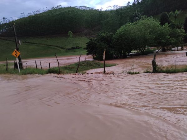 Chuva alaga ruas em comunidade de Alfredo Chaves por Divulgação/ Defesa Civil de Alfredo Chaves