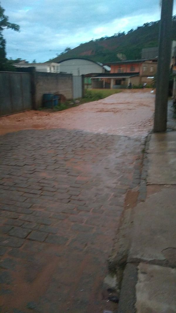 Chuva alaga ruas em comunidade de Alfredo Chaves por Luana Fardin 